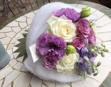 お祝い用5000円紫と白の華やかなブーケ